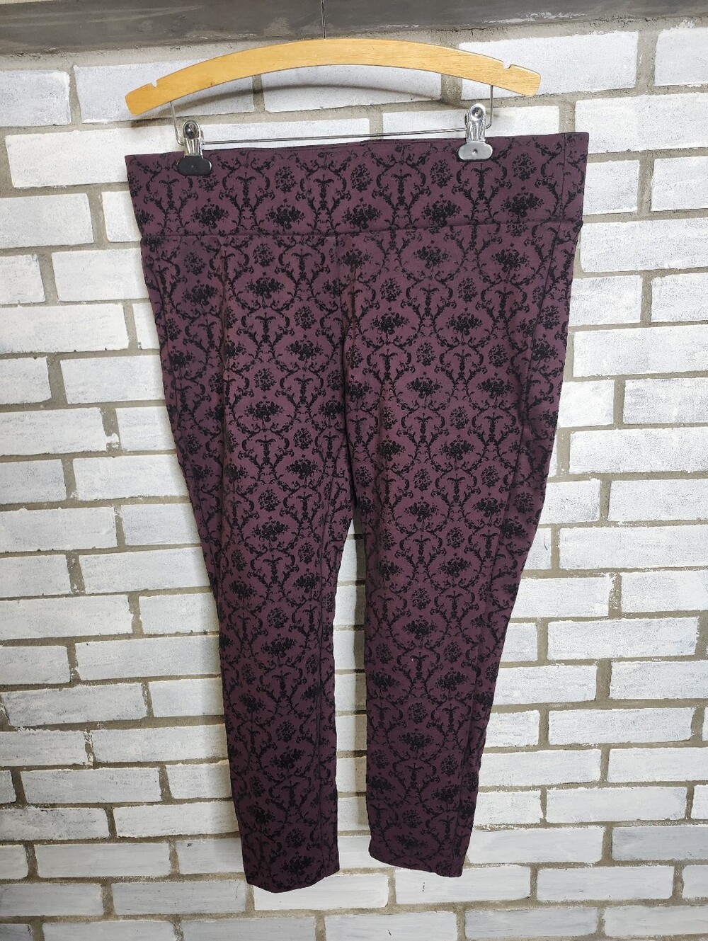 Torrid Women's 2X Studio Ponte Slim Fix Pixie Pant Burgundy Black Flocked Print